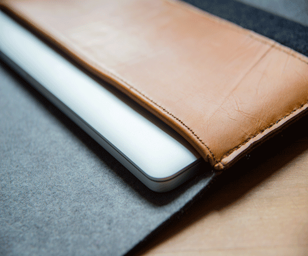 Leichte Tasche mür Macbook aus Naturfilz und Leder, handgenäht